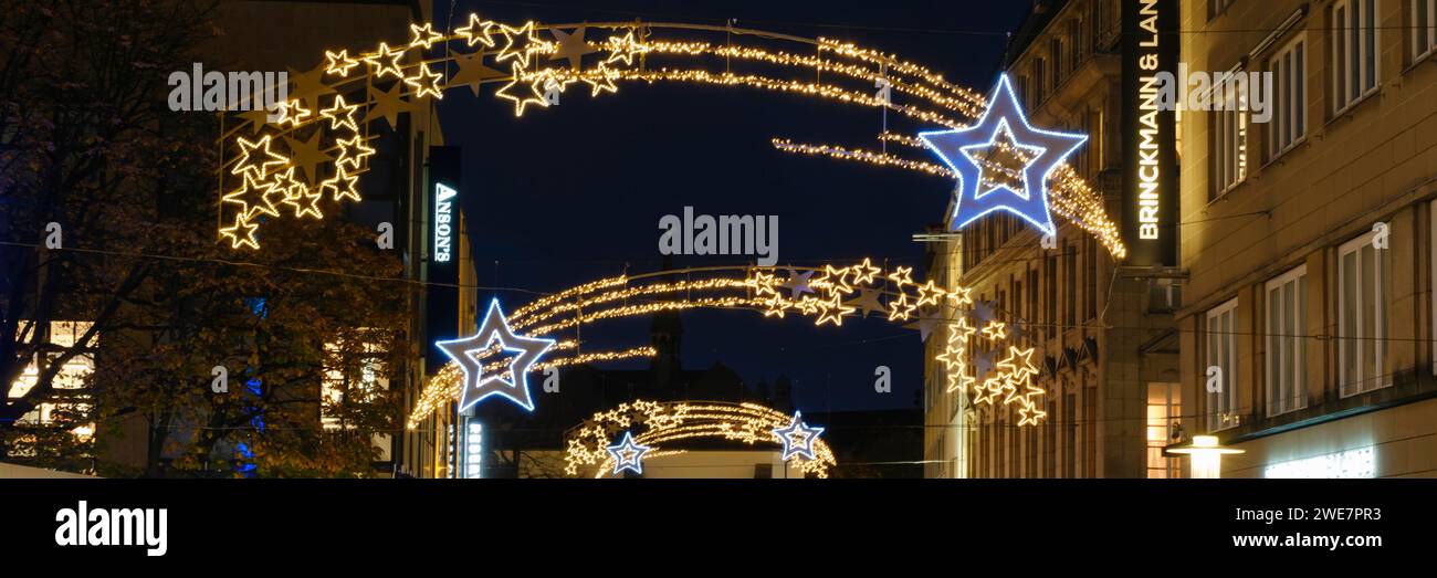 Étoiles filantes au-dessus de la zone piétonne, lumières de Noël, semaines lumière, heure bleue, ville d'Essen, région de la Ruhr, Rhénanie du Nord-Westphalie, Allemagne Banque D'Images