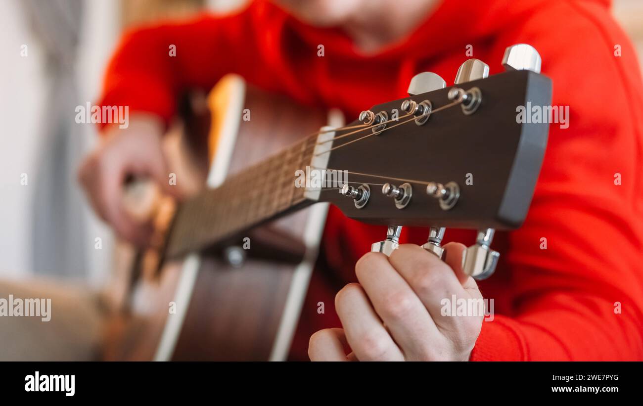 Instrument tuning guitariste homme mains des pinces engrenages Banque D'Images