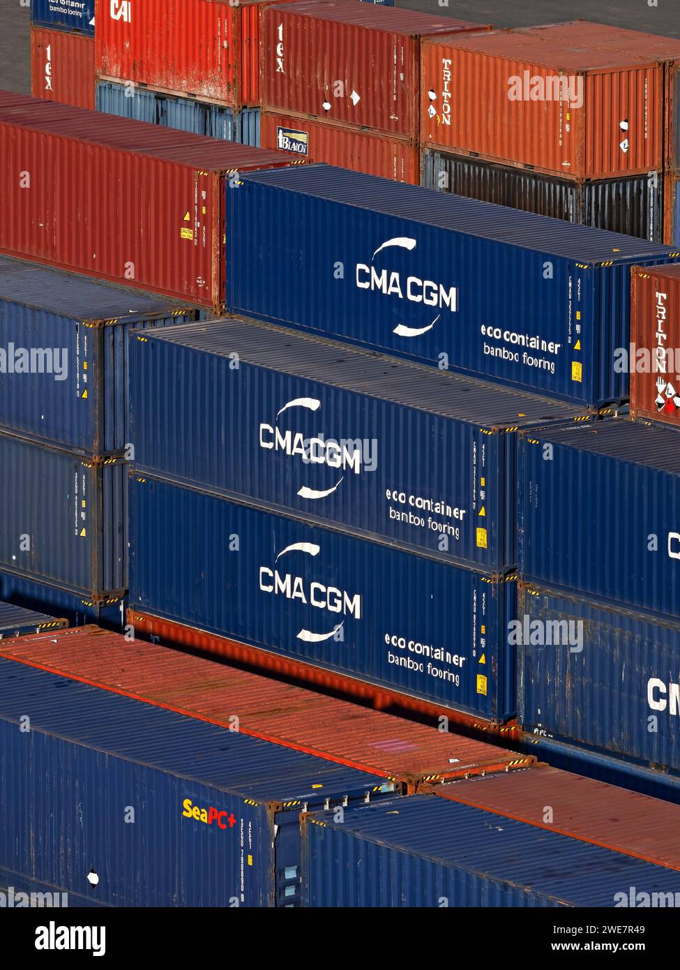 Industrie maritime / conteneurs maritimes empilés dans le port de Nouméa, Nouvelle-Calédonie. Banque D'Images