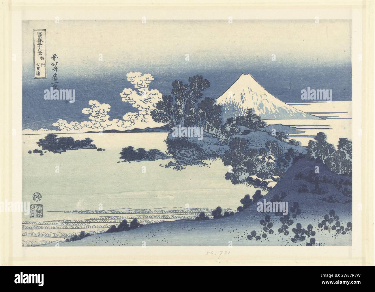 HET STRAND VAN SHICHIRI-GA-HAMA in some de provincie sagami, katsushika hokusai, 1830-1834 imprimer vue sur une bande côtière montagneuse avec des arbres et des maisons sur l'eau ; la montagne enneigée Fuji en arrière-plan. Imprimeur : Japanpublisher : Tokyo couleur papier bois montagnes taillées. plage. Logement rural, par exemple maison de campagne, villa, chalet Fuji Banque D'Images