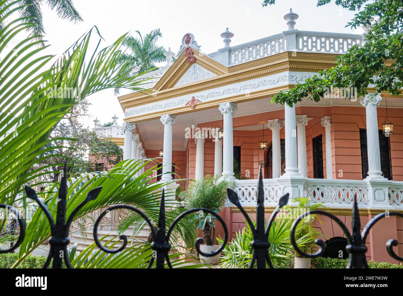 Merida Mexique,Zona Paseo Montejo Centro,Inbursa groupe financier services bancaires,Casa Peon de Regil,henequen période néoclassique colonnes ioniques,o Banque D'Images