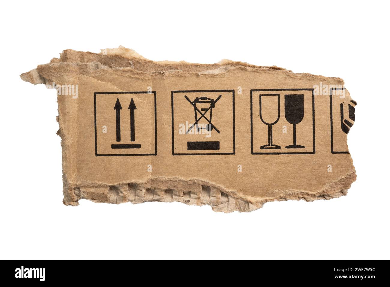 Papier carton déchiré avec des symboles d'emballage sur fond blanc avec chemin de découpage Banque D'Images