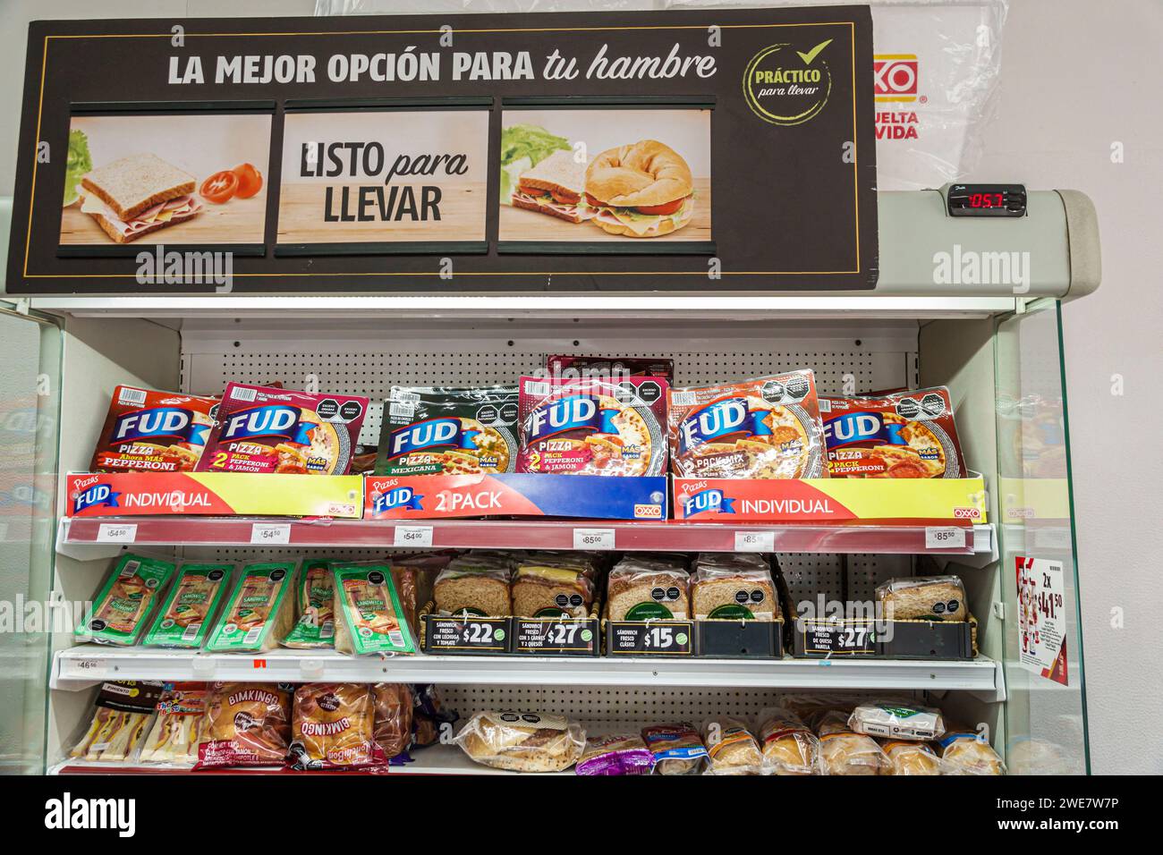 Merida Mexique, Zona Paseo Montejo Centro, dépanneur Oxxo, étagères d'affichage de vente, prêt à aller aliments emballés pizza FUD sandwichs, signe bannière billbo Banque D'Images