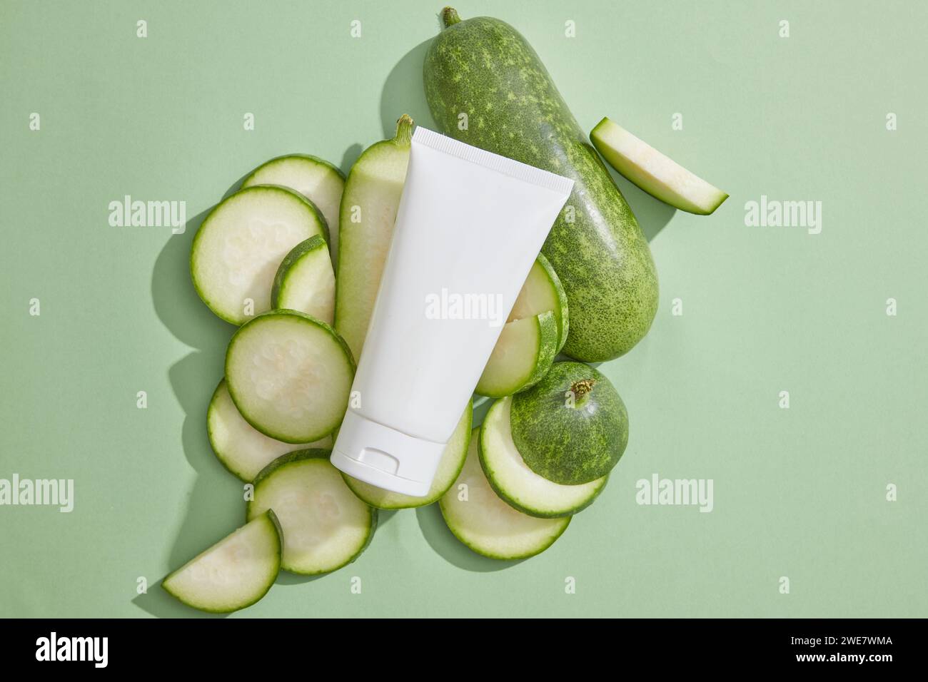 Un tube de couleur blanche arrangé avec plusieurs tranches de melon d'hiver. Le melon d'hiver (Benincasa hispida) est faible en sodium et en gras saturés Banque D'Images