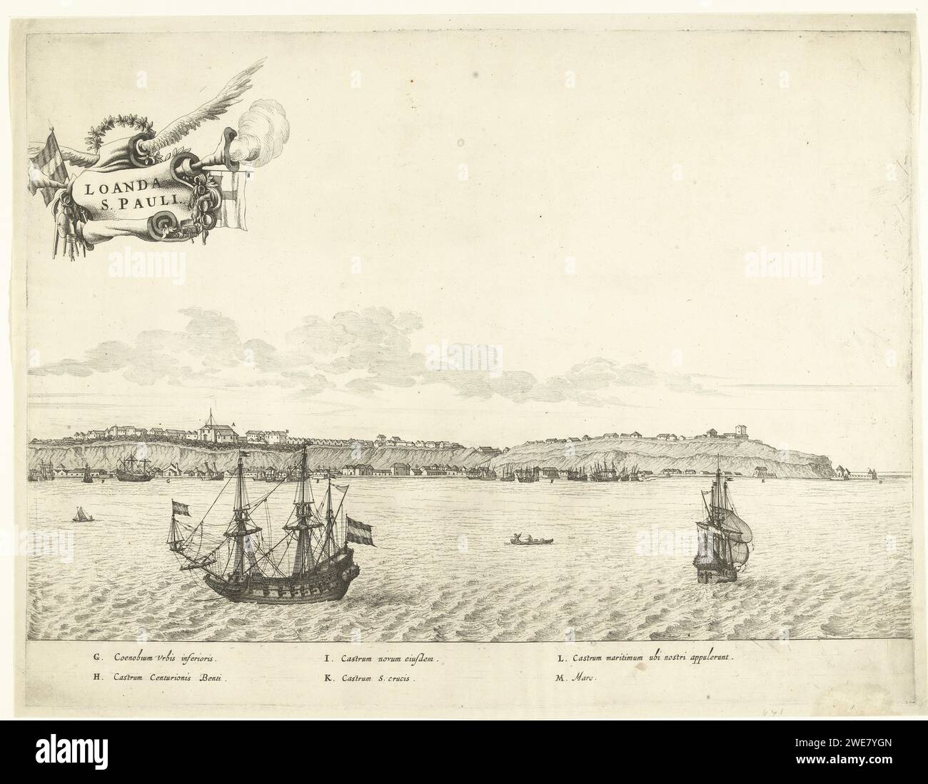 Vue de Luanda (moitié droite), ca. 1641, Jan van Brosterhuyzen (attribué à), d'après Frans Jansz Post, 1645 - 1647 print vue de Luanda (São Paulo de Luanda) en Angola (moitié droite), ca. 1641. Plaque droite d'une grande performance imprimée sur deux plaques. La ville est conquise par une flotte hollandaise de la WIC sous le commandement de Cornelis Cornelisz Jol, alias Houtebeen le 24 août 1641. Divers navires hollandais au large de la côte. Dans l'air une banderole ailée avec le titre décoré de deux cornes fumantes, des drapeaux et une couronne de Laurier. Dans la légende l'explication des lettres G-m en latin. Gravure de papier aux pays-Bas Banque D'Images