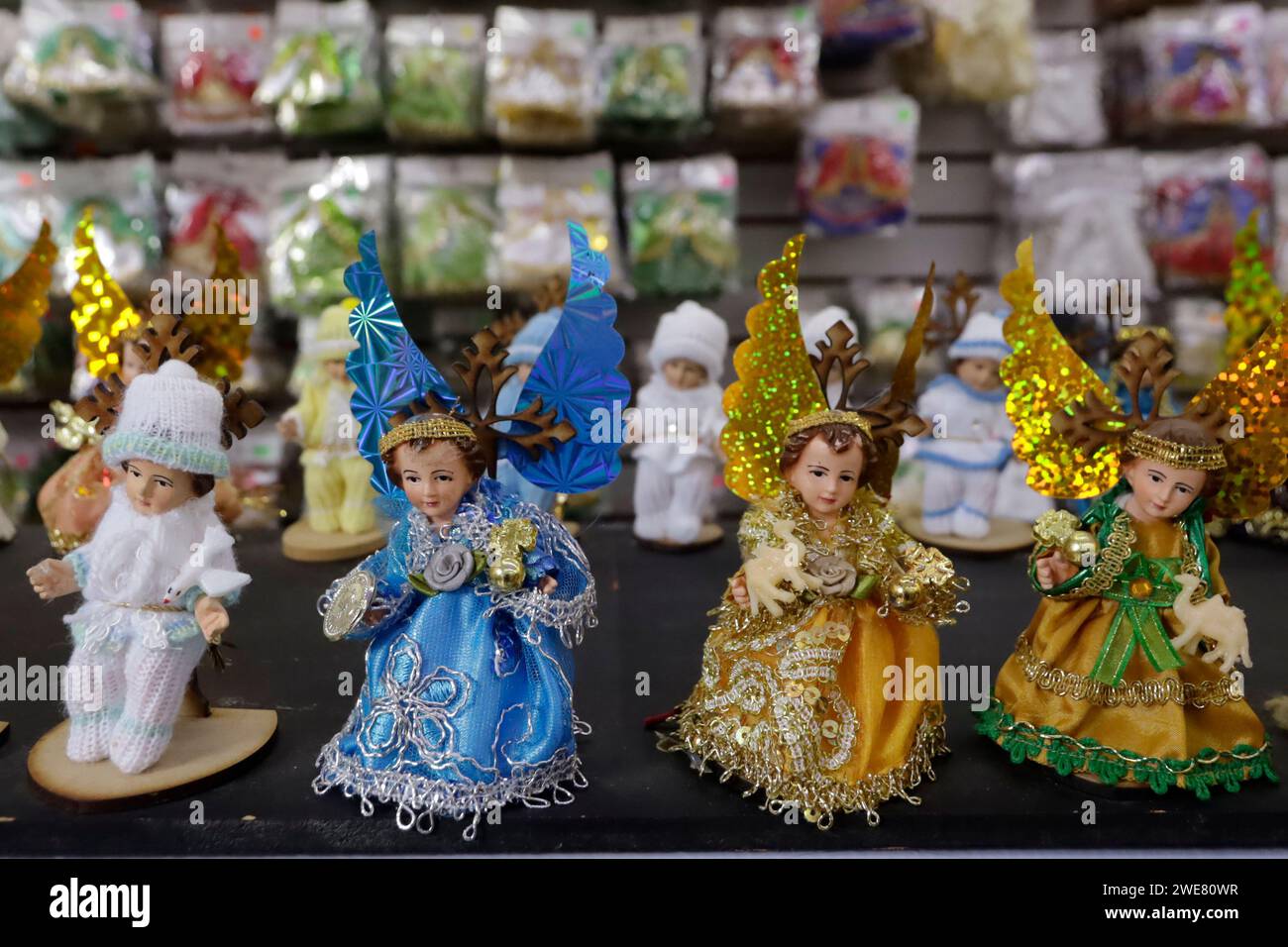 Mexico, Mexique. 23 janvier 2024. Les magasins vendent Dieu enfant avec des costumes avec divers thèmes avant le Festival Candelaria dans la place Dieu enfant à Mexico. Le 23 janvier 2024 à Mexico, Mexique (crédit image : © Luis Barron/eyepix via ZUMA Press Wire) USAGE ÉDITORIAL SEULEMENT! Non destiné à UN USAGE commercial ! Banque D'Images