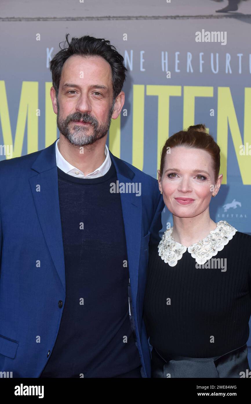 Kino Premiere - Eine million Minuten Karoline Herfurth mit Ehemann Christopher Doll BEI der Filmpremiere zu Eine million Minuten im Zoo Palast am 23.01.2024 à Berlin. *** Première au cinéma Eine million Minuten Karoline Herfurth avec son mari Christopher Doll lors de la première du film Eine million Minuten au Zoo Palast le 23 01 2024 à Berlin Copyright : xEventpressxKochanx Banque D'Images