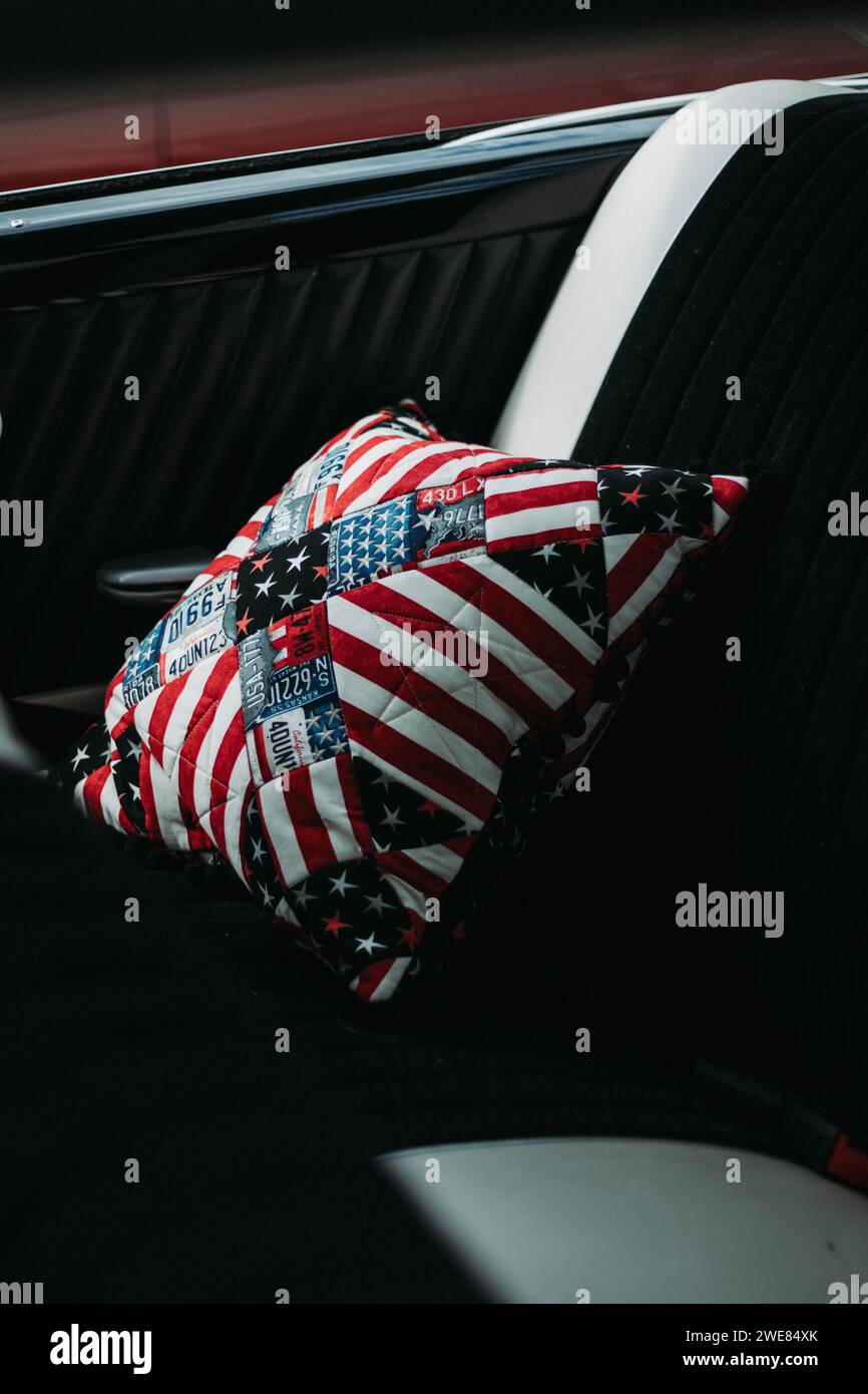 Coussin de patchwork drapeau américain sur l'intérieur du siège arrière d'une voiture vintage classique d'un rallye de voiture Banque D'Images