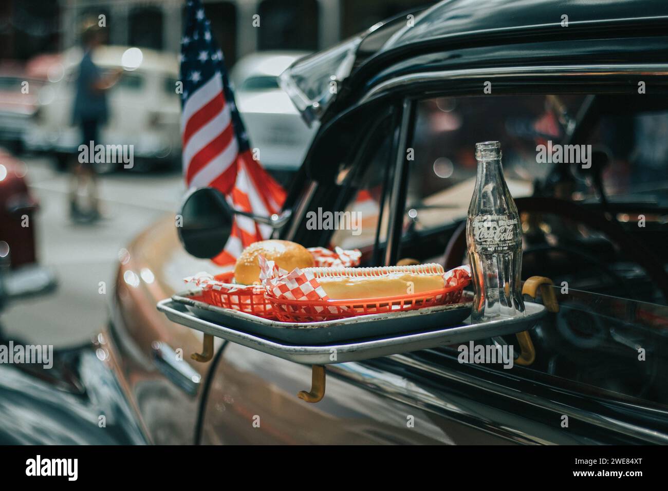 Thames, Nouvelle-Zélande, 25 mars 2021, Whangamata Beach Hop rallye : voiture classique américaine vintage avec assiette de nourriture sur la fenêtre. Banque D'Images
