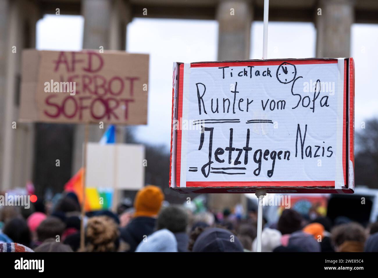 25,000 Menschen protestieren vor dem Brandenburger Tor in Berlin für die Prüfung eines Verbots der in Teilen rechtsextremen Partei alternative für Deutschen AfD, nachdem ein Geheimtreffen bekannt wurde, BEI dem Rechtsextreme und AfD-Politiker Pläne zur Remigration von Bürgern und migrantischen deutschen Ausländern. / Environ 25,000 personnes protestent devant la porte de Brandebourg à Berlin pour l’examen d’une pré-candidature du parti alternatif AfD, dont une partie se trouve à l’extrême droite, après une réunion secrète au cours de laquelle des extrémistes de droite et des politiciens AfD se sont rassemblés Banque D'Images