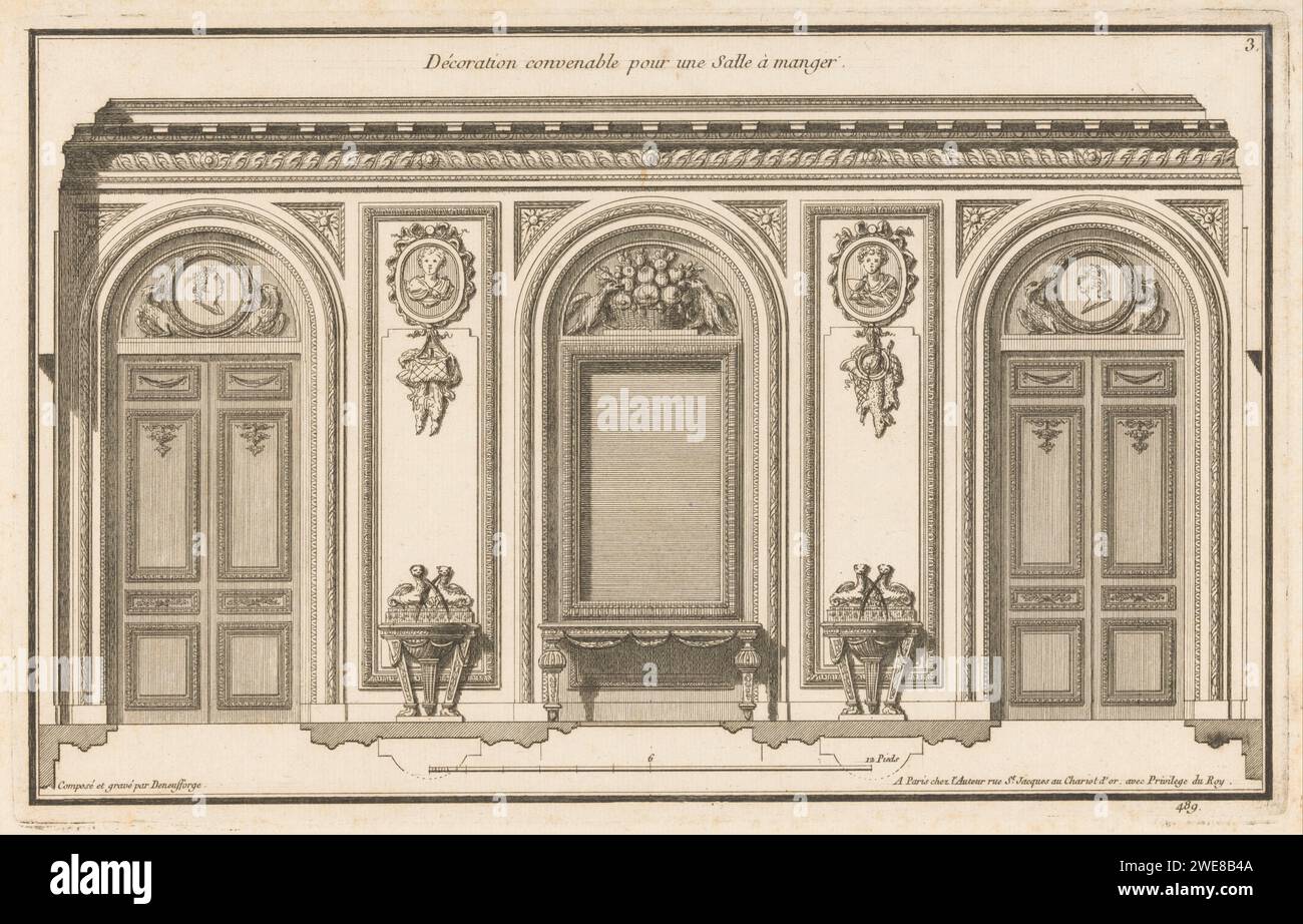 Eetkamer, Jean François de Neufforge, 1767 imprimer Une salle à manger avec des portes de chaque côté d'une table et un cadre rectangulaire. Panneaux avec médaillons avec portraits, trophées de chasse et fontaines avec animaux flanquent la table au milieu. Au-dessus des portes dessus-de-portes avec aigles et médaillons avec portraits. Impression numéro 489. Salle à manger à la gravure de papier Paris Banque D'Images