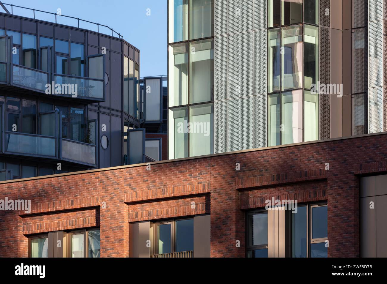 Image agrandie de la façade en brique et vitrée et du revêtement de la tour résidentielle Cortland, Salford, Royaume-Uni avec les appartements Urbito en arrière-plan Banque D'Images