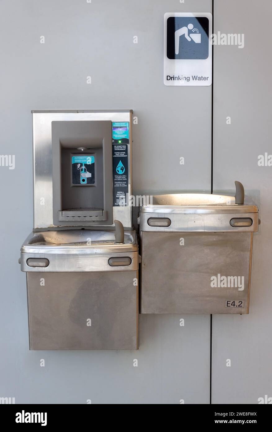 Distributeur d'eau filtrée de l'aéroport de Suvarnabhumi, Bangkok, Thaïlande. Banque D'Images