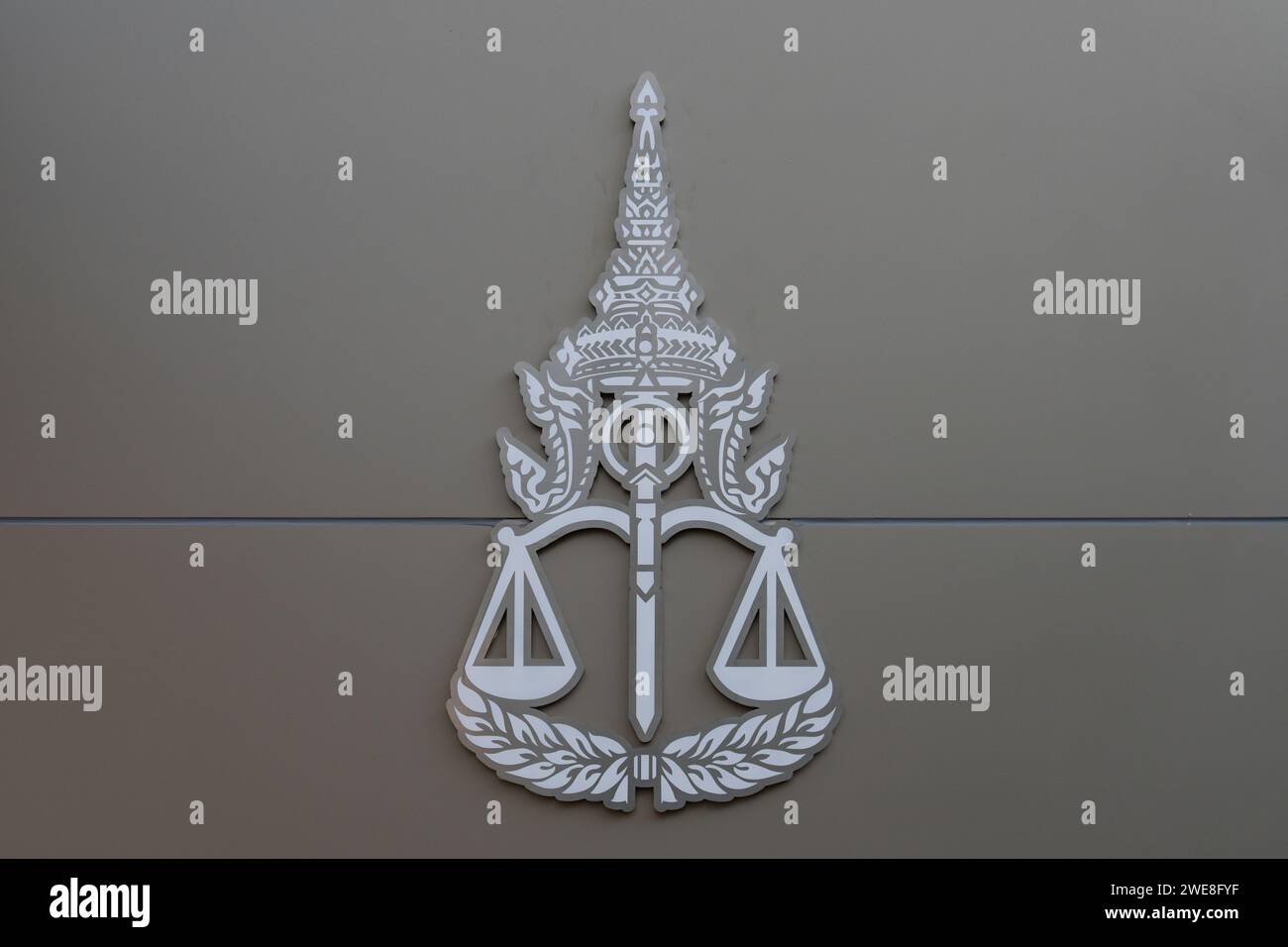 Thaïlande. 24 janvier 2024. Vue générale du logo du ministère de la Justice sur un mur de la Cour constitutionnelle de Thaïlande dans le district de Lak si, Bangkok, Thaïlande, le 24 janvier 2024. Crédit : Matt Hunt/Neato/Alamy Live News Banque D'Images