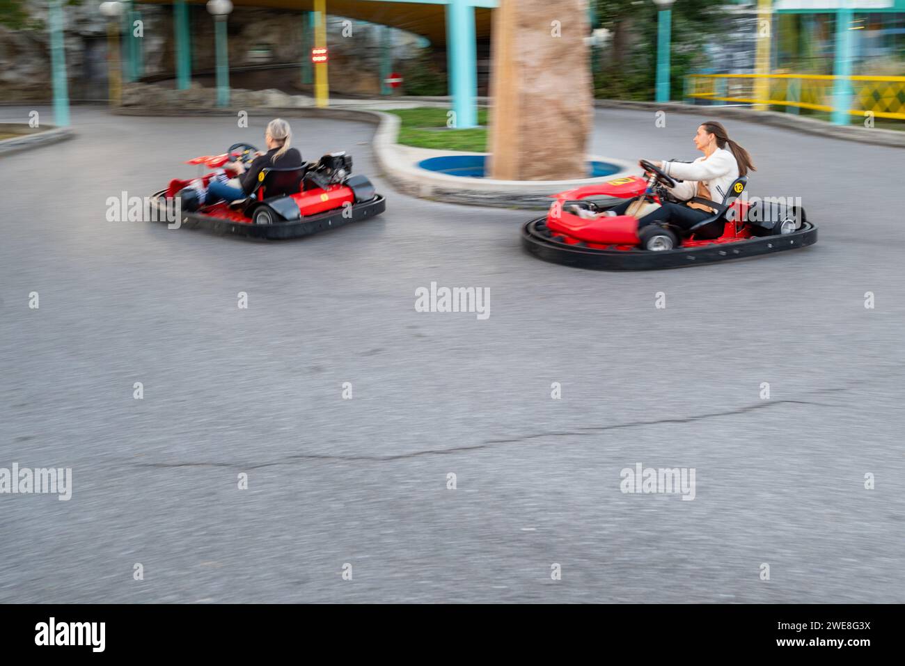 Vienne, Autriche. 01 octobre 2023. Des gens qui conduisent des kigs au parc d'attractions Prater Banque D'Images