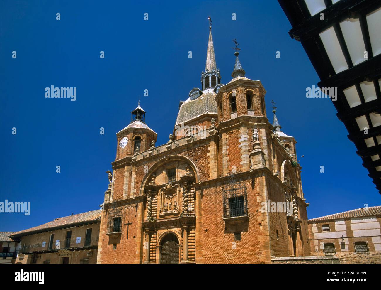 Église de village sur la Plaza Mayor à San Carlos del Valle, Castilla la Mancha, Espagne Banque D'Images