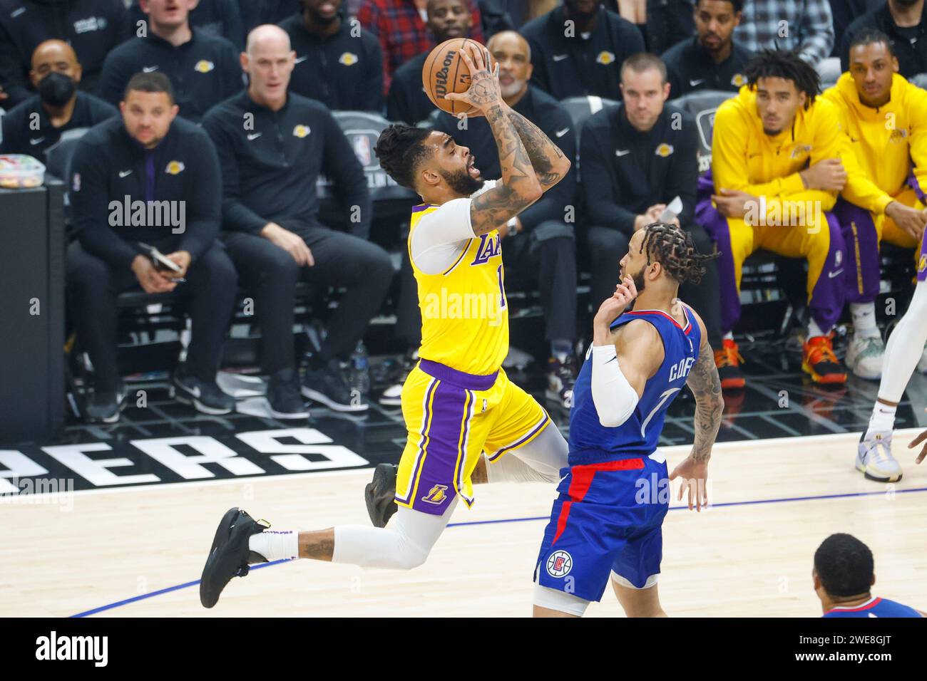 Los Angeles, États-Unis. 23 janvier 2024. Los Angeles Lakers d'Angelo Russell (à gauche) tire contre Amir Coffey (à droite) des Los Angeles Clippers lors d'un match de basket-ball NBA au Crypto.com Arena. Clippers 127:116 Lakers crédit : SOPA Images Limited/Alamy Live News Banque D'Images