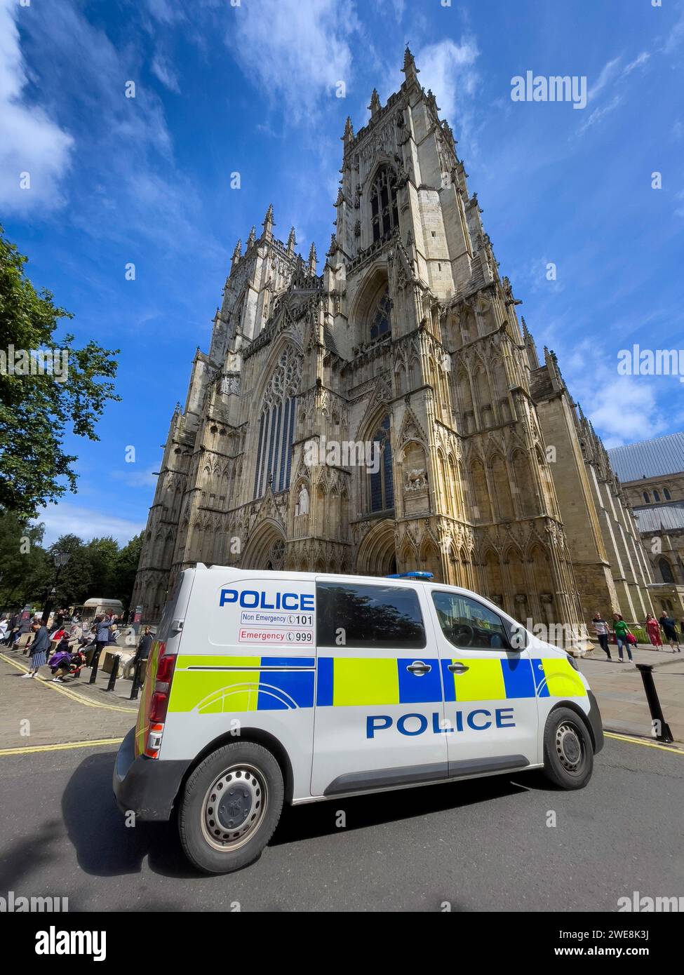 Fourgon de police devant York Minster, York, Royaume-Uni Banque D'Images