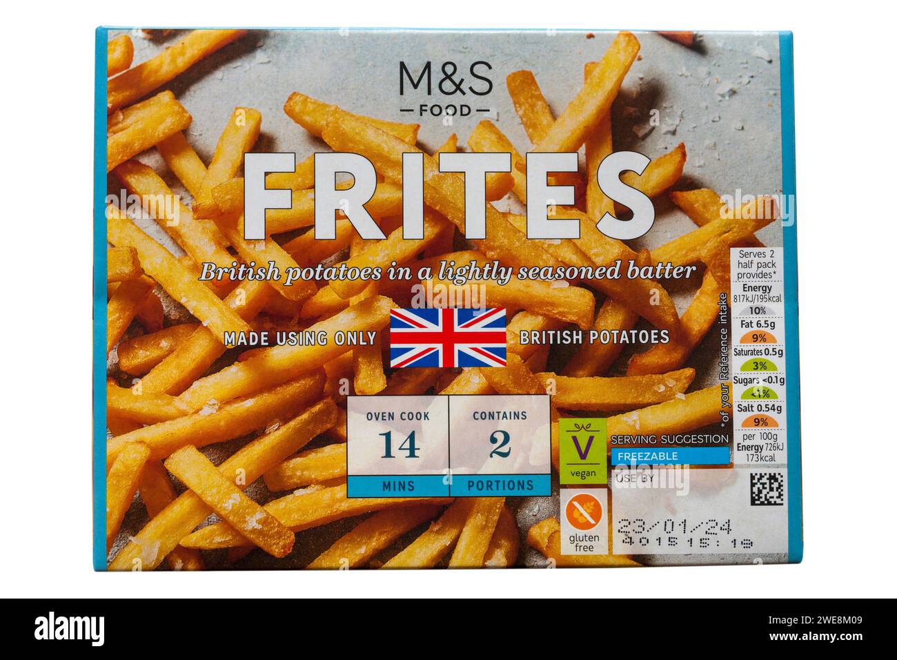 Boîte de pommes de terre britanniques M&S frites dans une pâte légèrement assaisonnée à base de pommes de terre britanniques isolées sur fond blanc Banque D'Images