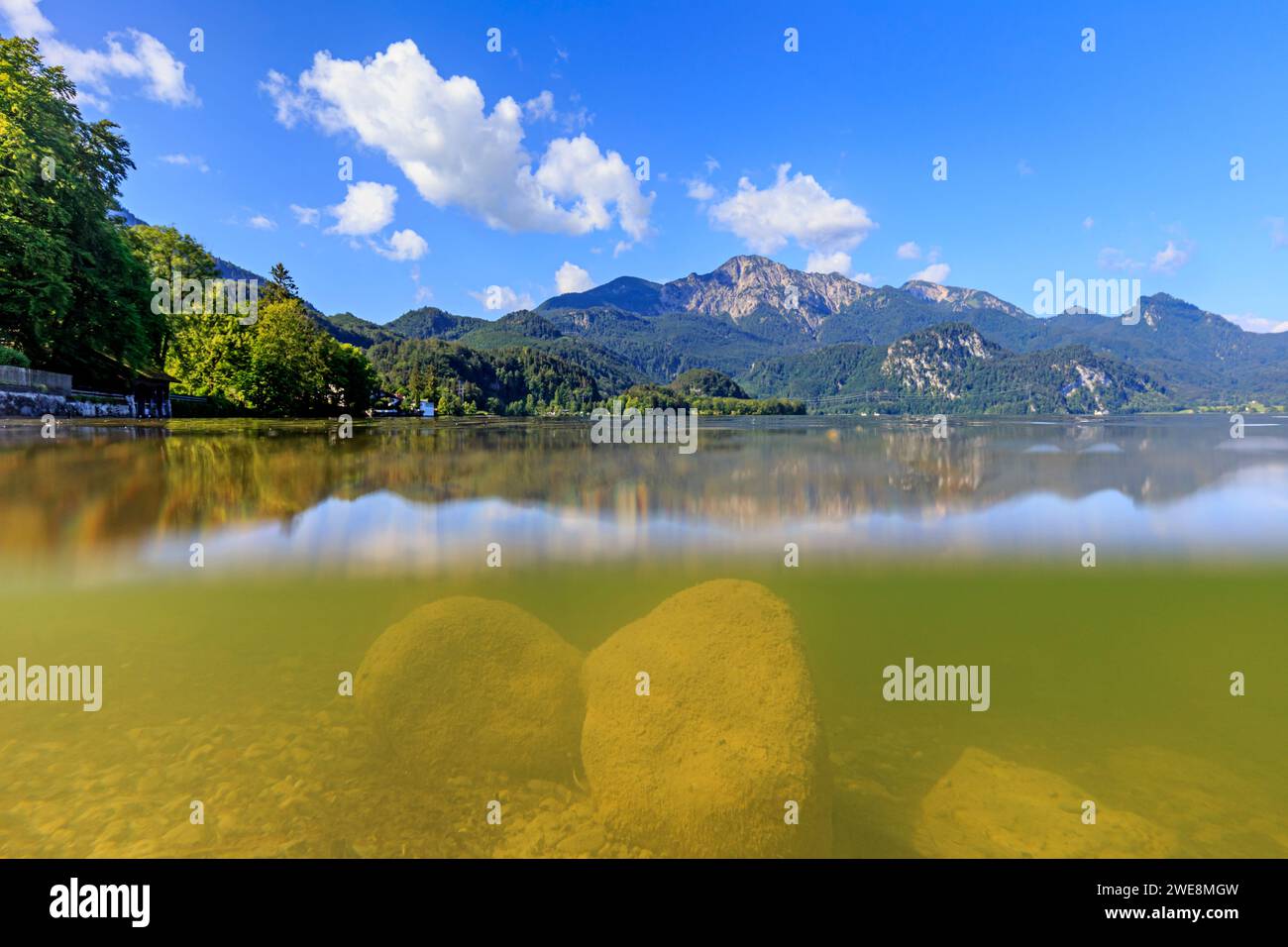 Photo sous-marine du lac devant les montagnes, réflexion, été, lumière du jour, lac Kochelsee, haute Bavière, Bavière, Allemagne, Europe Banque D'Images