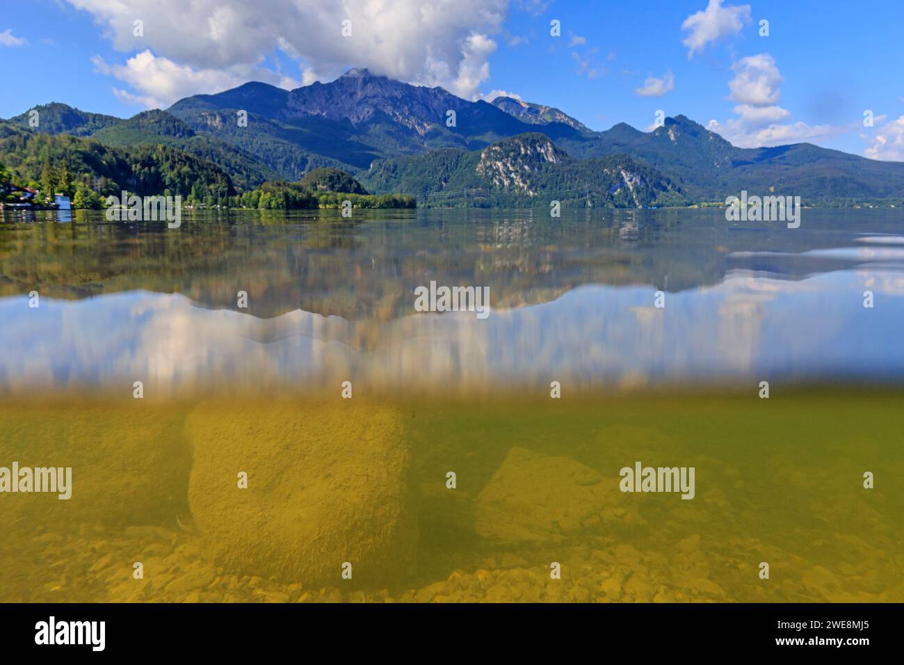 Photo sous-marine du lac devant les montagnes, réflexion, été, lumière du jour, lac Kochelsee, haute Bavière, Bavière, Allemagne, Europe Banque D'Images