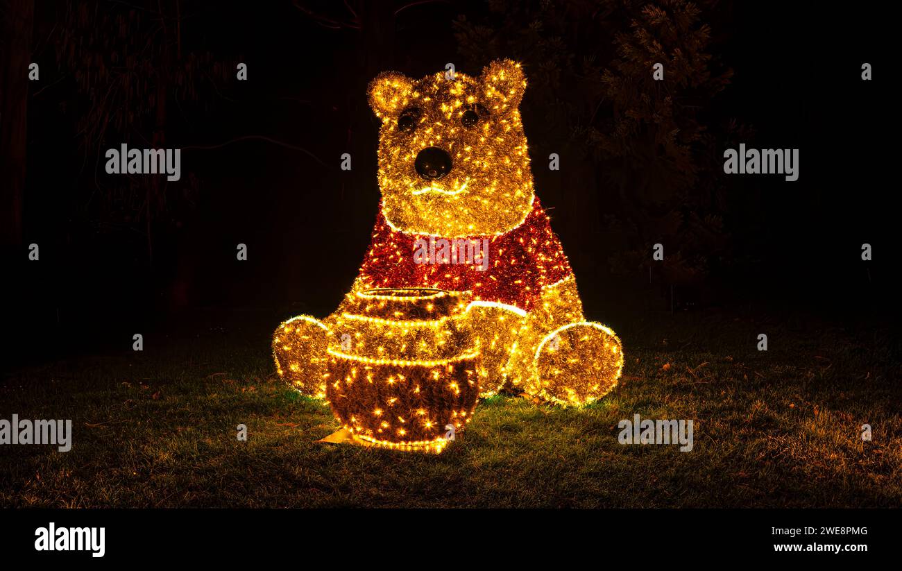Mainau, Allemagne - 27 décembre 2023 : un jardin de Noël est un événement de Noël avec de belles créations lumineuses et illuminations sur l'île de Mainau Banque D'Images Mainau, Allemagne - 27 décembre 2023 : un jardin de Noël est un événement de Noël avec de belles créations lumineuses et illuminations sur l'île de Mainau Banque D'Images