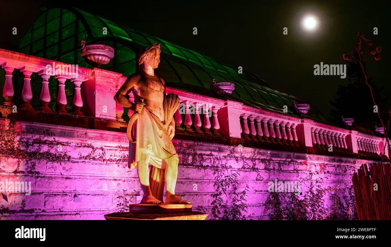 Mainau, Allemagne - 27 décembre 2023 : un jardin de Noël est un événement de Noël avec de belles créations lumineuses et illuminations sur l'île de Mainau Banque D'Images Mainau, Allemagne - 27 décembre 2023 : un jardin de Noël est un événement de Noël avec de belles créations lumineuses et illuminations sur l'île de Mainau Banque D'Images