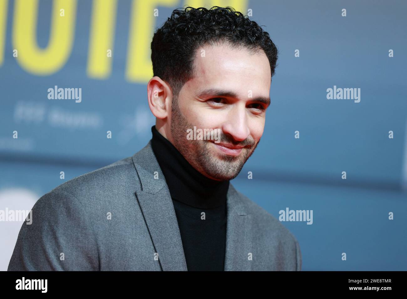 Berlin, Allemagne. 23 janvier 2024. Berlin : première mondiale de 'Eine million Minuten' au Zoopalast. Les photos montrent Hassan Akkouch, acteur et danseur germano-libanais, sur le tapis rouge peu avant la première mondiale du film "un million de minutes" devant le Zoopalast. (Photo de Simone Kuhlmey/Pacific Press) crédit : Pacific Press Media production Corp./Alamy Live News Banque D'Images