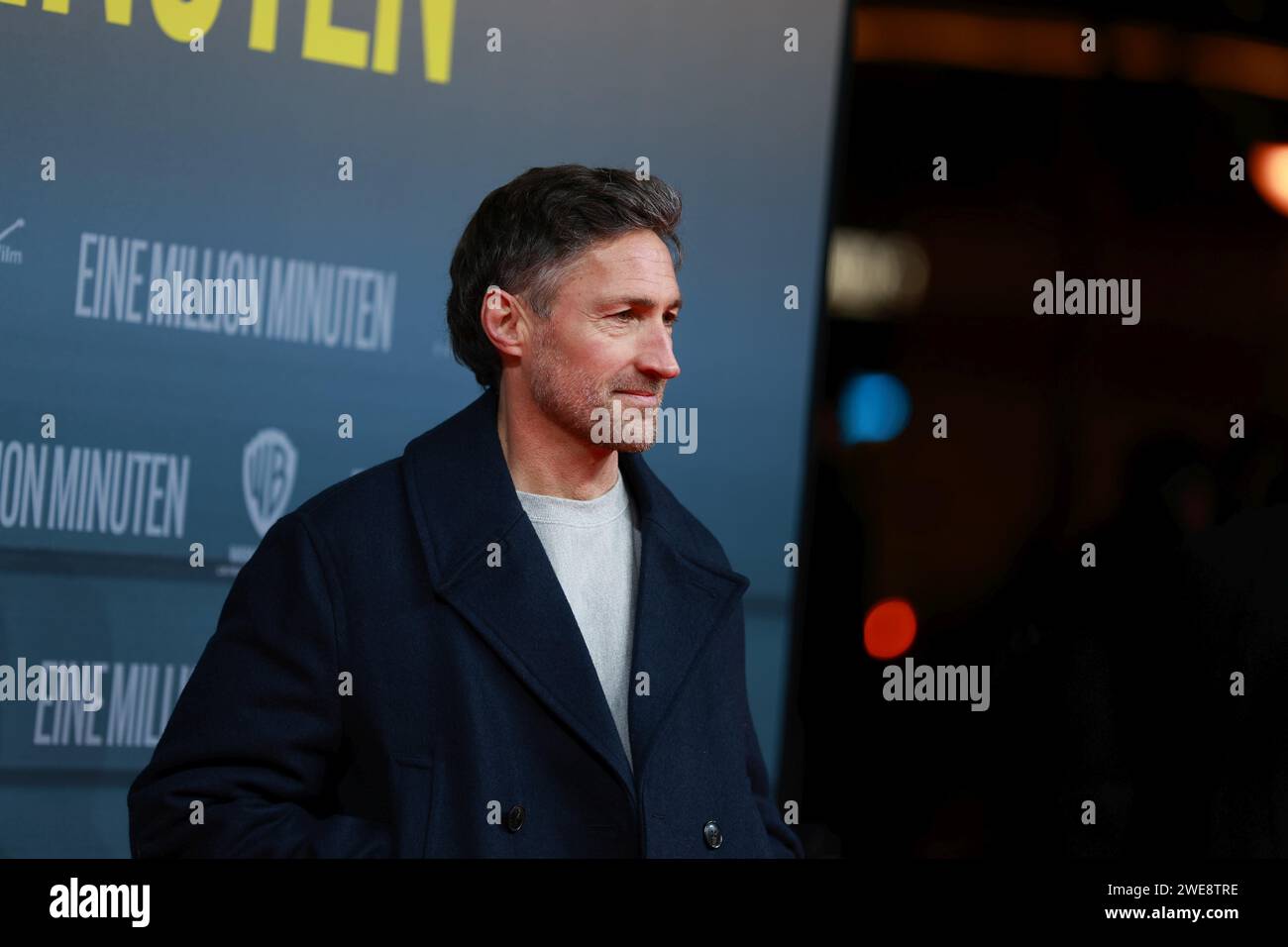 Berlin, Allemagne. 23 janvier 2024. Berlin : première mondiale de 'Eine million Minuten' au Zoopalast. La photo montre l'acteur Benjamin Sadler sur le tapis rouge peu de temps avant la première mondiale du film "un million de minutes" devant le Zoopalast. (Photo de Simone Kuhlmey/Pacific Press) crédit : Pacific Press Media production Corp./Alamy Live News Banque D'Images