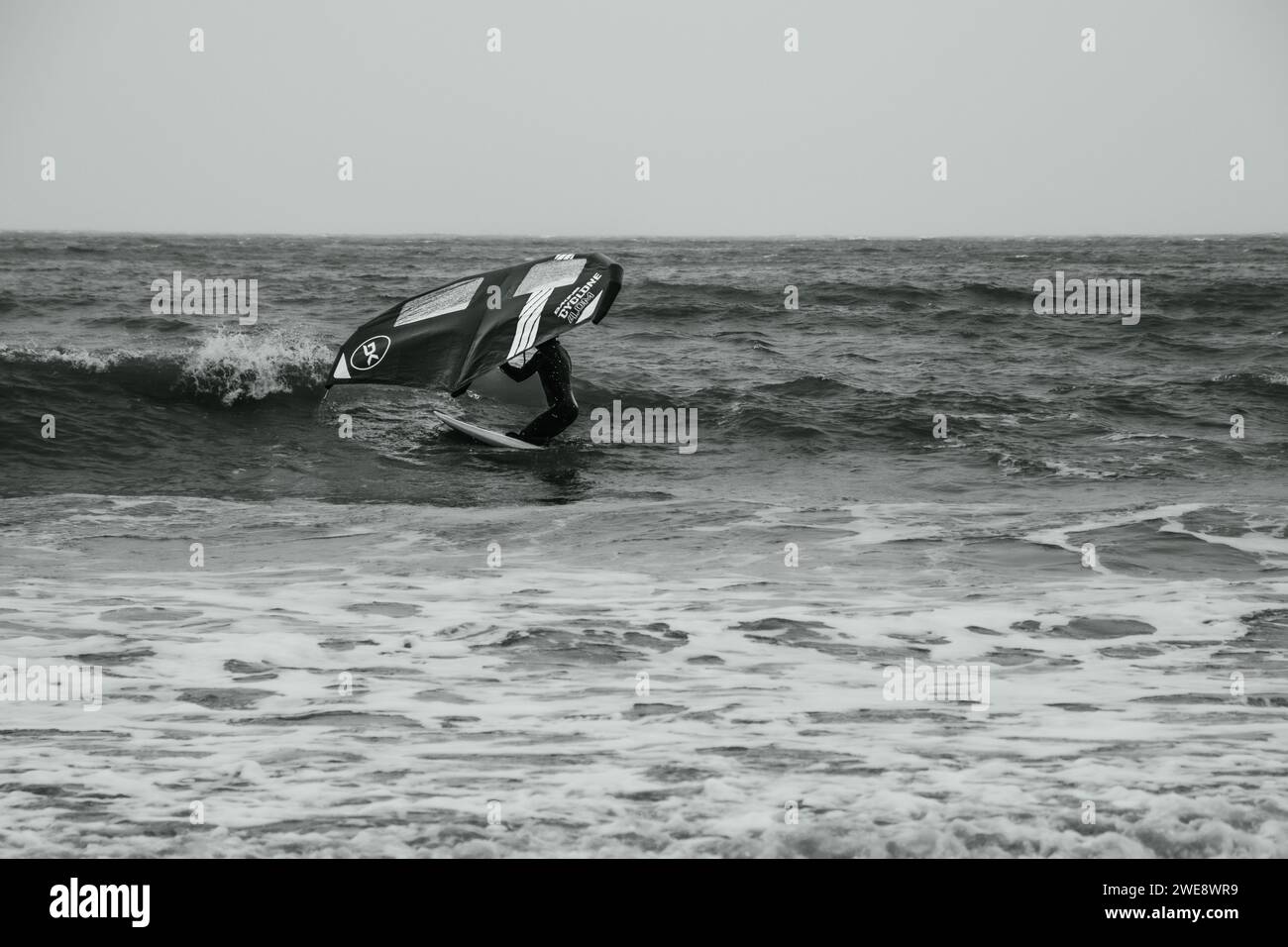 WiNG surfer à Saundersfoot South Wales Banque D'Images