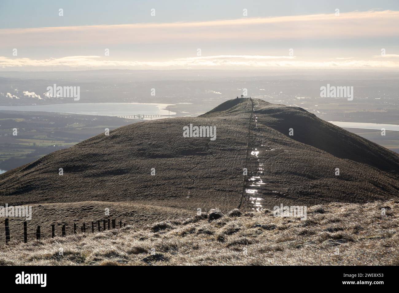 Regardant vers le bas à la colline de droit au-dessus de la rivière Forth avec Kincardine Bridge au loin. Banque D'Images
