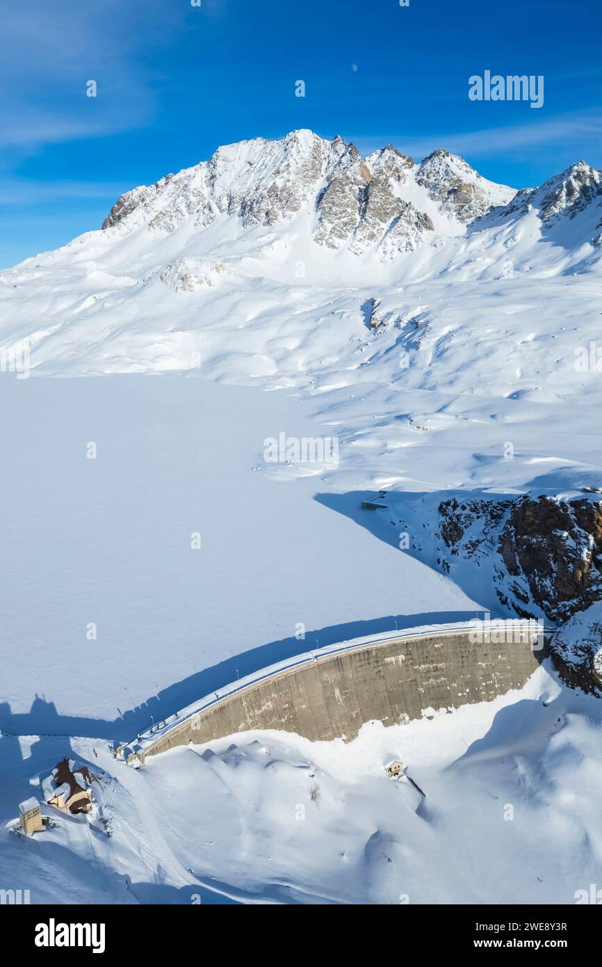 Vue sur le barrage du lac Toggia et Marchhorn dans la haute vallée de Formazza en hiver. Riale, Valle Formazza, Verbano Cusio Ossola, Piémont, Italie. Banque D'Images