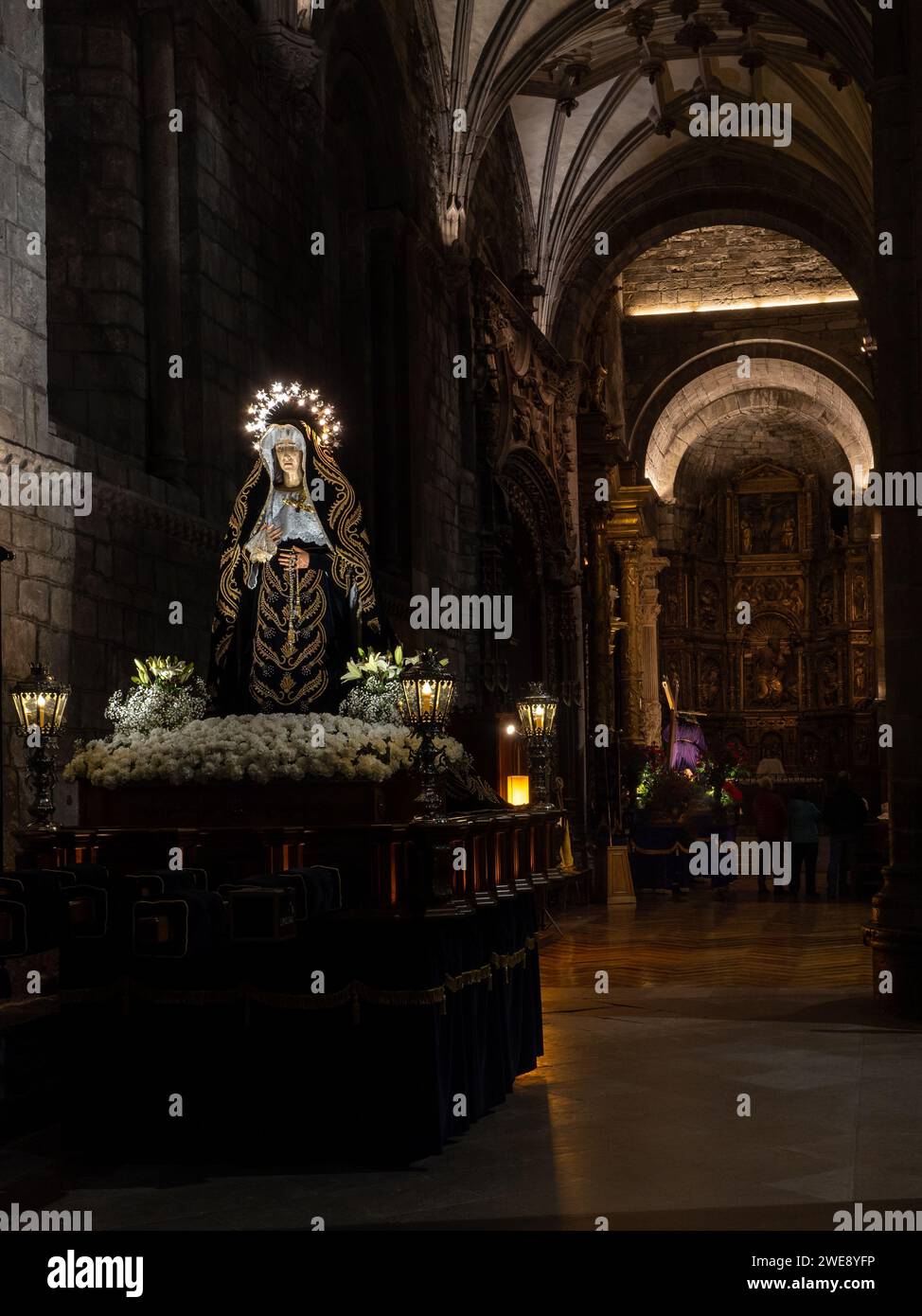 Piédestal et image de la Fraternité de la Solitude de notre-Dame de Jaca. Samana Santa. Madonna illuminée Banque D'Images