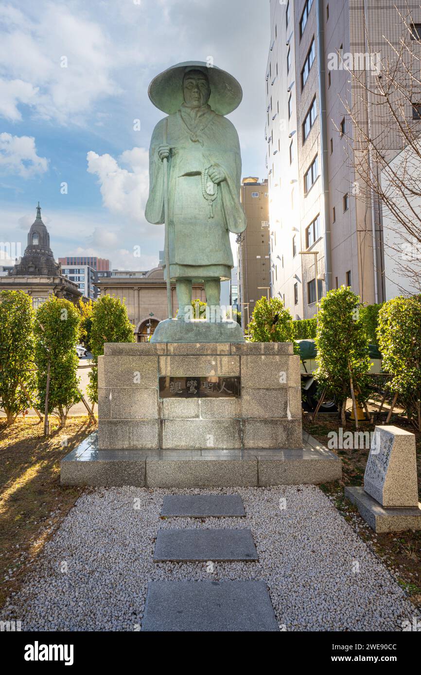 Tokyo, Japon. Janvier 2024. Statue de Saint Shinran au temple bouddhiste Tsukiji Hongan-ji dans le centre-ville Banque D'Images