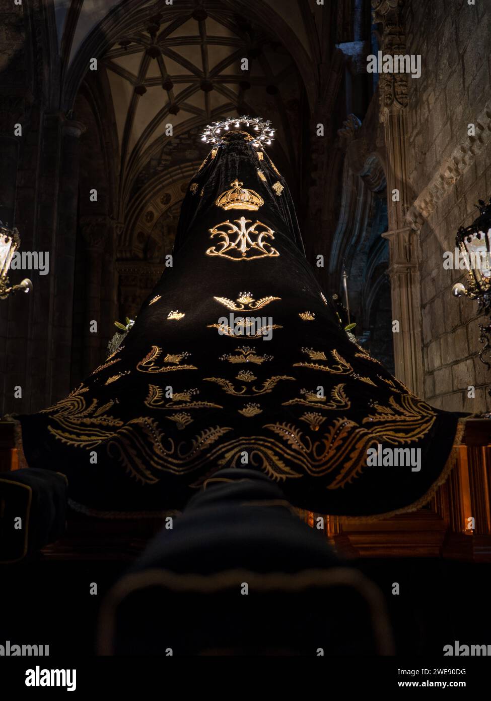 Piédestal et image de la Fraternité de la Solitude de notre-Dame de Jaca. Samana Santa. Madonna illuminée Banque D'Images