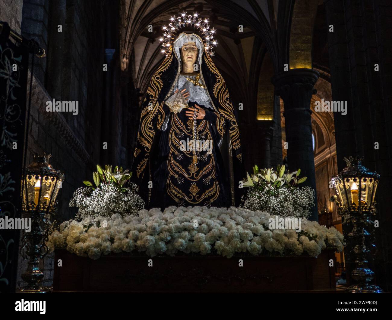 Piédestal et image de la Fraternité de la Solitude de notre-Dame de Jaca. Samana Santa. Madonna illuminée Banque D'Images