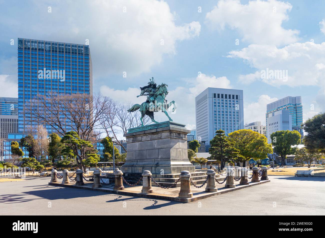 Tokyo, Japon. 7 janvier 2024. La statue de Masashige Kusunoki, qui était un fidèle samouraï de l'empereur Gudaigo, dans le jardin national de Kokyo Gaien Banque D'Images