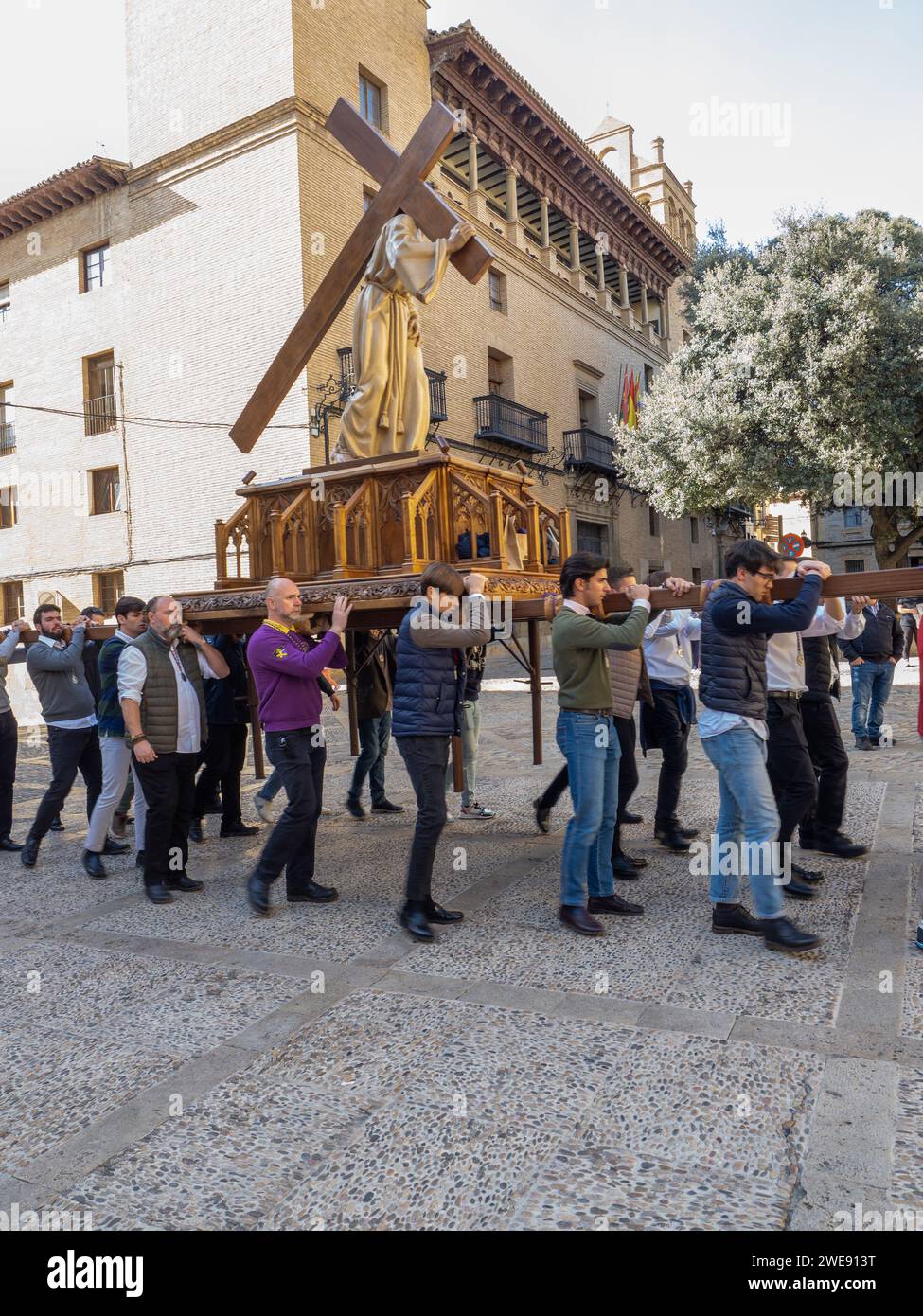 Préparatifs de la Confraternité de Jésus de Nazareth. les épaulettes sont nouées sur la base. Pâques. Répétitions pour la procession de la semaine Sainte Banque D'Images