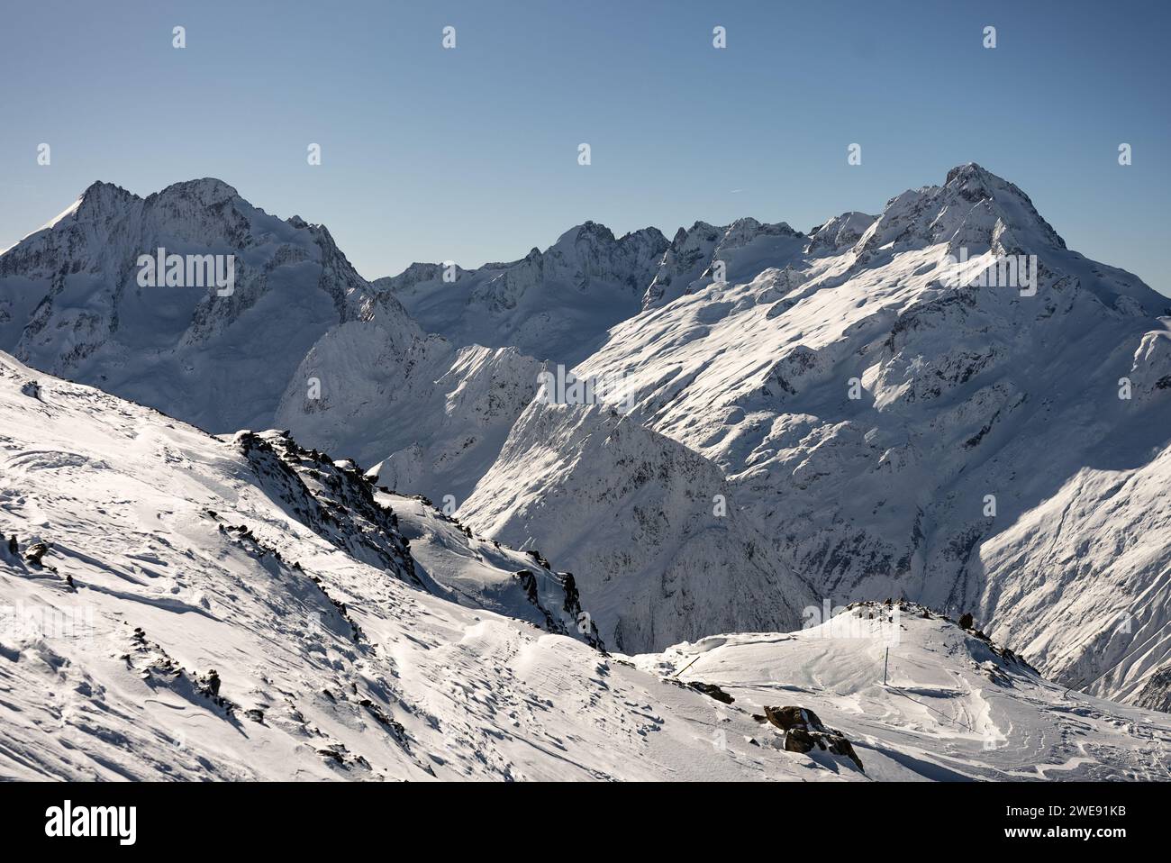 alpes françaises en hiver, Rhone Alpes en France Europe. Les deux alpes montagnes des alpes enneigées en Europe. Banque D'Images
