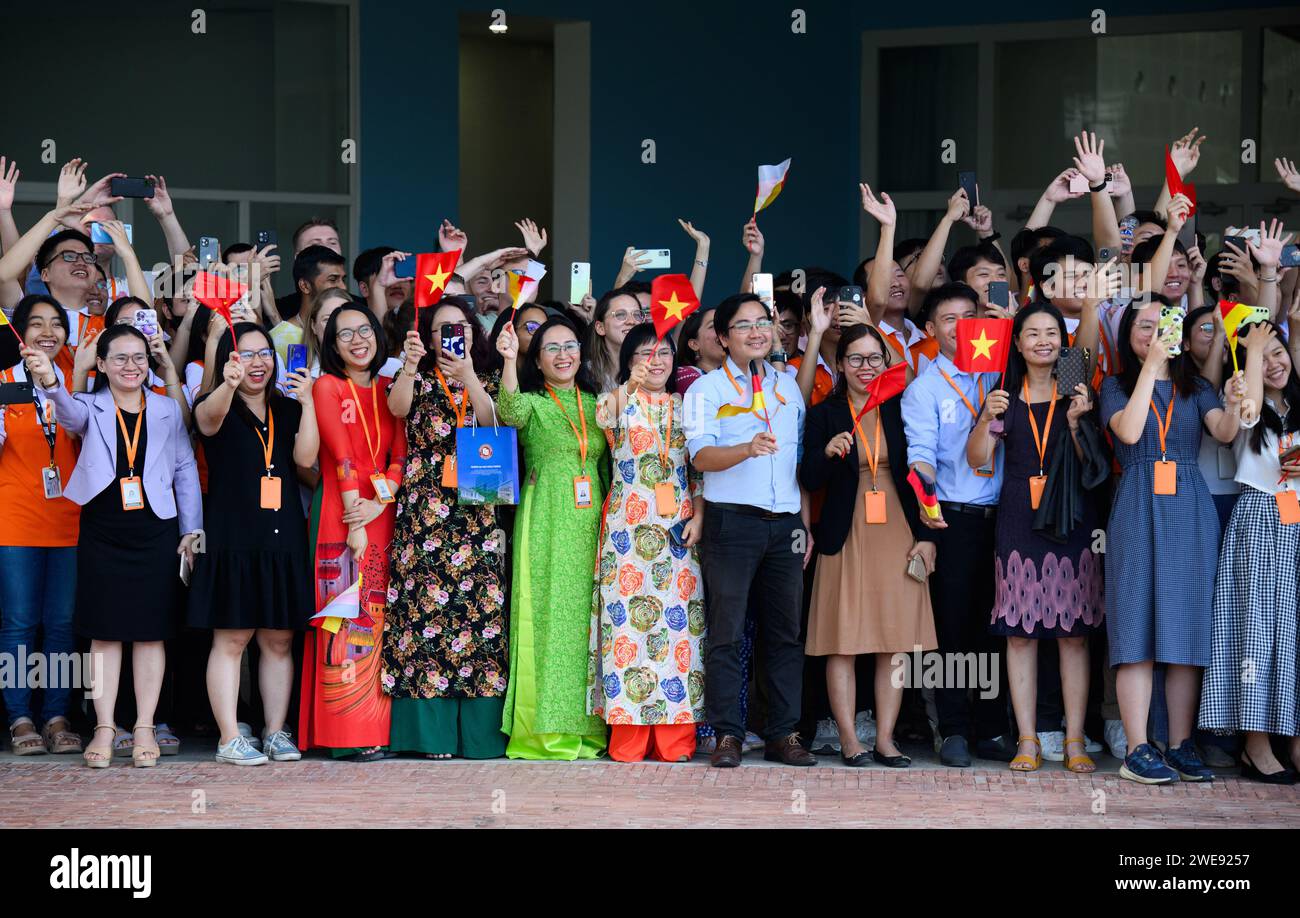 24 janvier 2024, Vietnam, Ho-Chi-Minh-Stadt (saigon) : le président fédéral Steinmeier reçoit un accueil chaleureux lors de sa visite à l'Université vietnamienne-allemande. L'Université vietnamienne-allemande (VGU) est une université initiée par le gouvernement vietnamien et l'État de Hesse, qui offre des cours de baccalauréat et de maîtrise ainsi que des formations doctorales dans des matières techniques, scientifiques et économiques depuis 2008. Le président fédéral Steinmeier et son épouse visitent le Vietnam et la Thaïlande pour un voyage de quatre jours en Asie du Sud-est. Photo : Bernd von Jutrczenka/dpa Banque D'Images