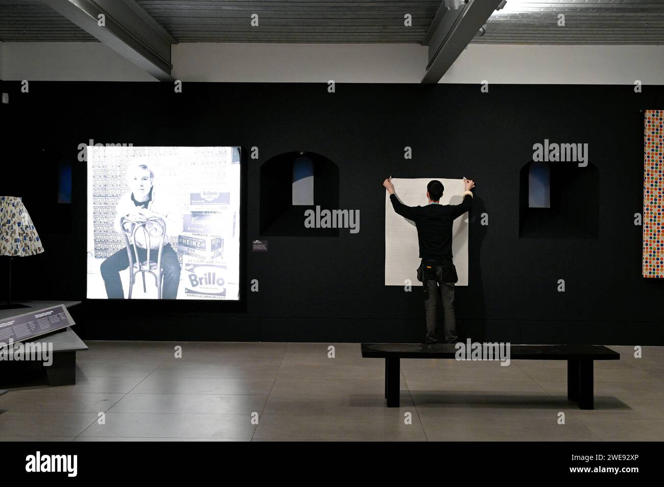 Édimbourg, Écosse, Royaume-Uni. 24 janvier 2024. Une exposition majeure consacrée aux textiles récemment découverts par Andy Warhol, artiste pop emblématique, marque la première fois que ces œuvres perdues seront vues en Écosse. Andy Warhol : The textiles est aux studios Dovecot du 26 janvier au 18 mai 2024. 'ANDY WARHOL œuvre d'art © 2024 The Andy Warhol Foundation for the Visual Arts, Inc. / Autorisé par DACS, Londres.' - crédit requis pour l'utilisation de l'image. Crédit : Craig Brown/Alamy Live News Banque D'Images