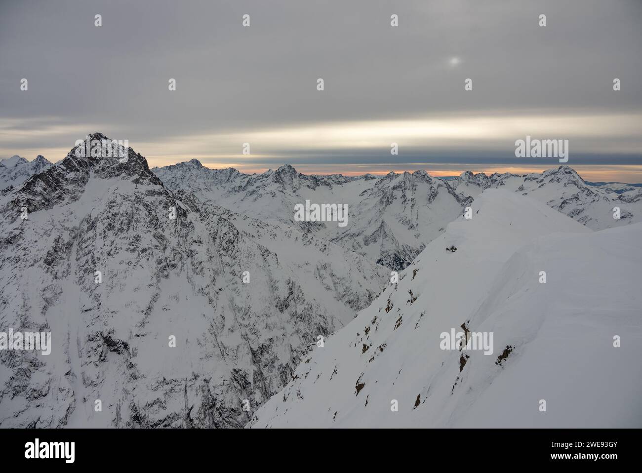 alpes françaises en hiver, Rhone Alpes en France Europe. Les deux alpes montagnes des alpes enneigées en Europe. Banque D'Images