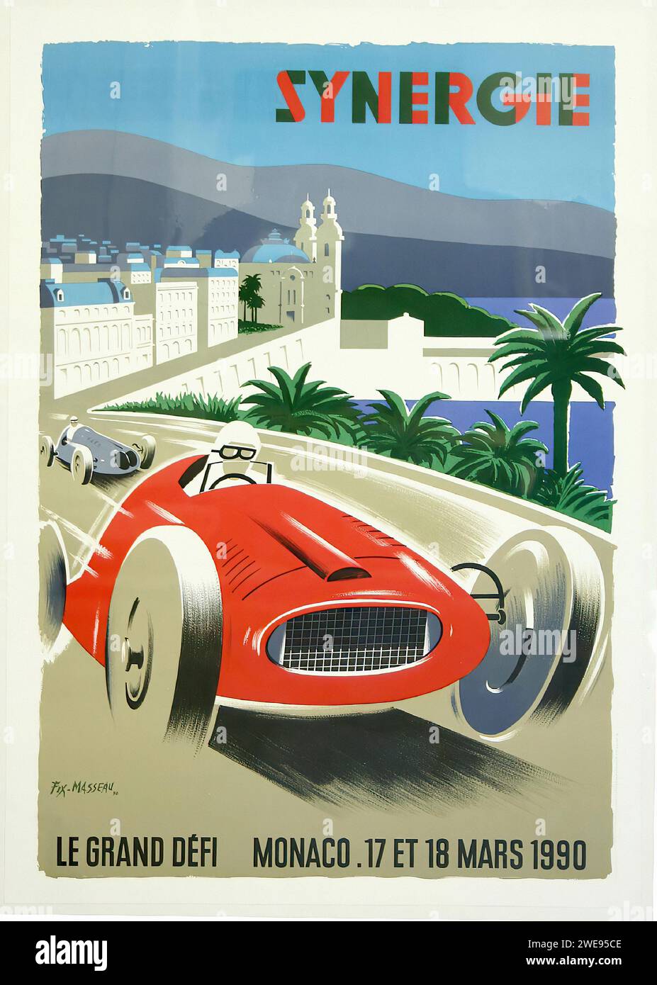 SYNERGIE LE GRAND DEFI MONACO. 17 et 18 mars 1990' [Synergy the Great Challenge Monaco. 17 et 18 mars 1990] affiche publicitaire française vintage représentant une voiture de course élégante à Monaco, dans un style graphique épuré et moderne de la fin du 20e siècle. Banque D'Images