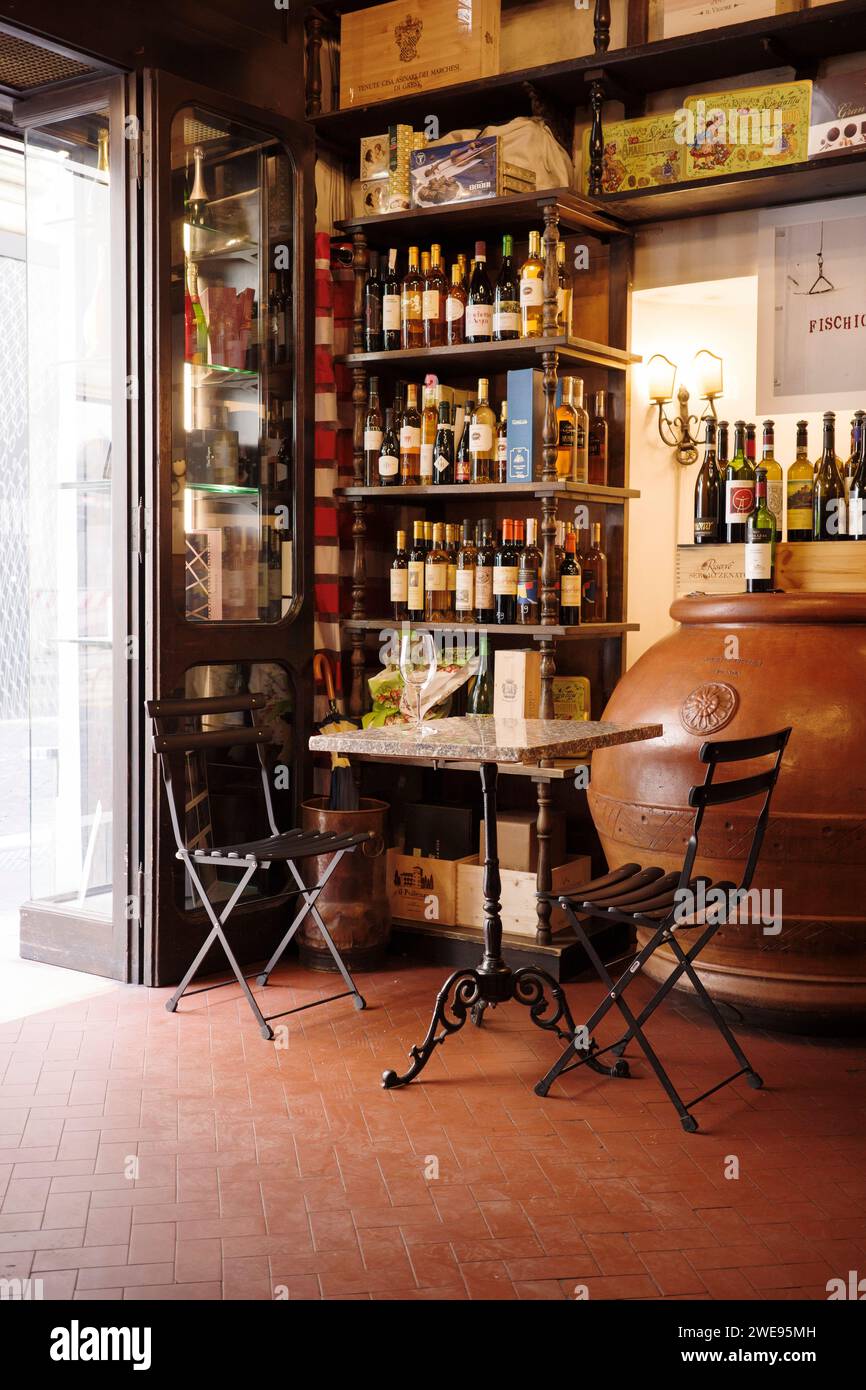 Rome. Italie. Enoteca Buccone Vini e Olii, bar à vin historique, boutique et restaurant sur la via di Ripetta, Campo Marzio. Banque D'Images