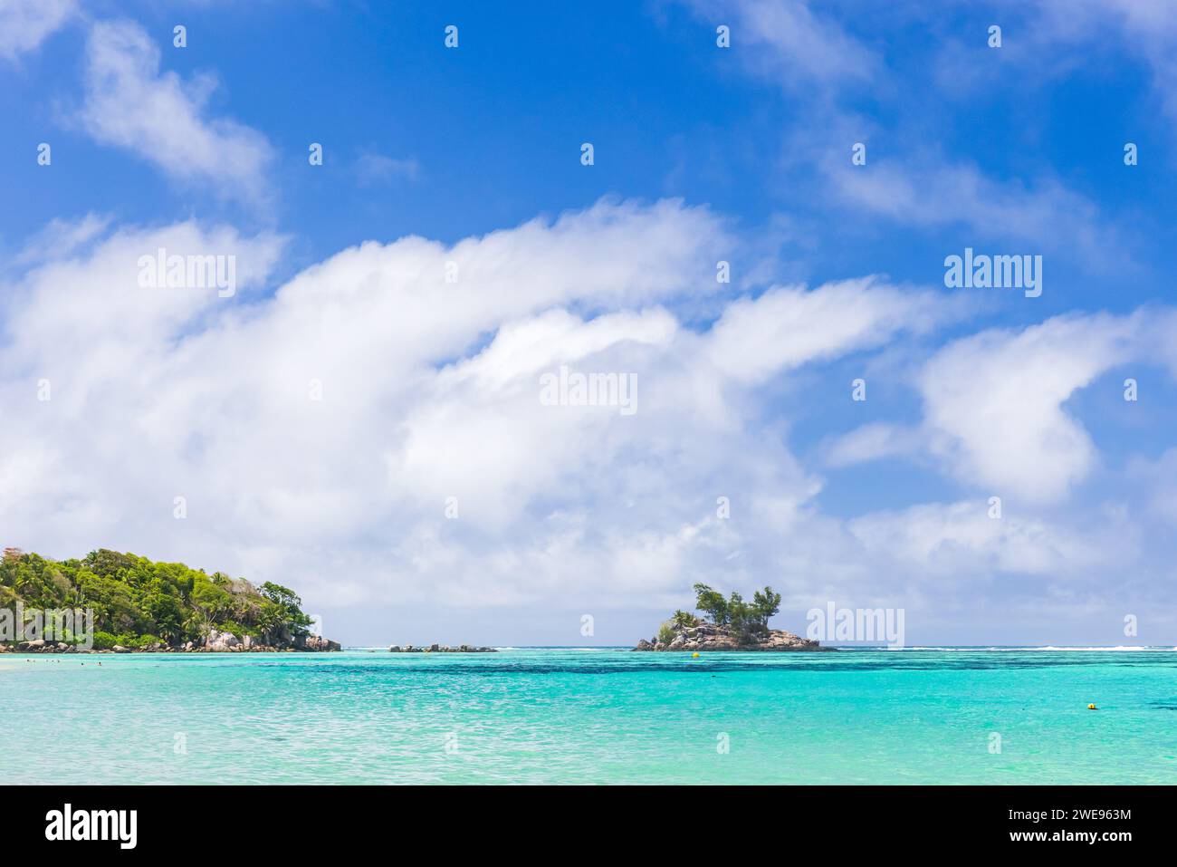 Anse Royale, Seychelles. Vue côtière avec petite île sous ciel bleu par une journée ensoleillée Banque D'Images