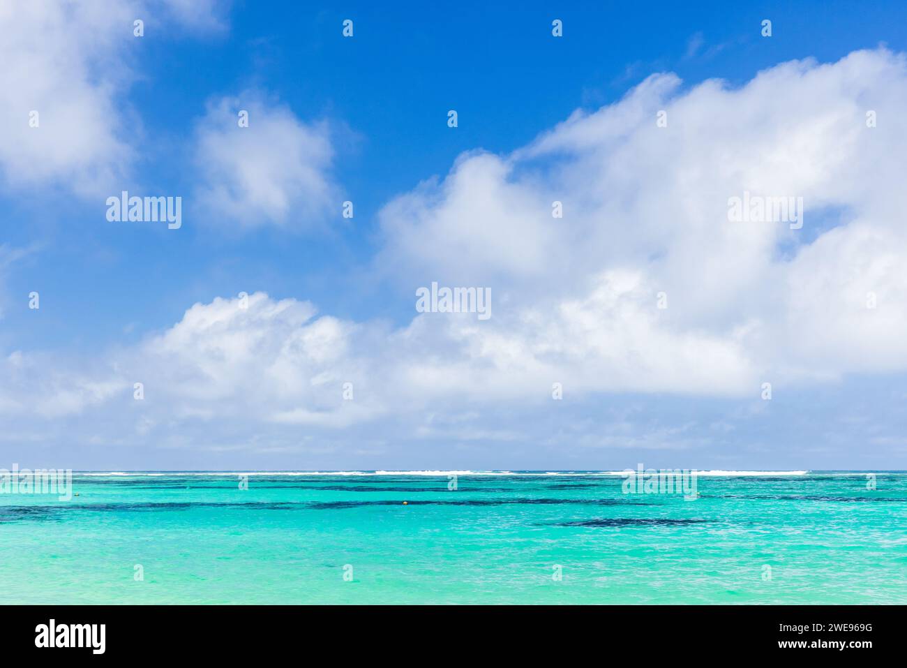 Plage d'Anse Royale, Seychelles. Vue côtière avec eau de mer sous ciel bleu sur une journée ensoleillée Banque D'Images