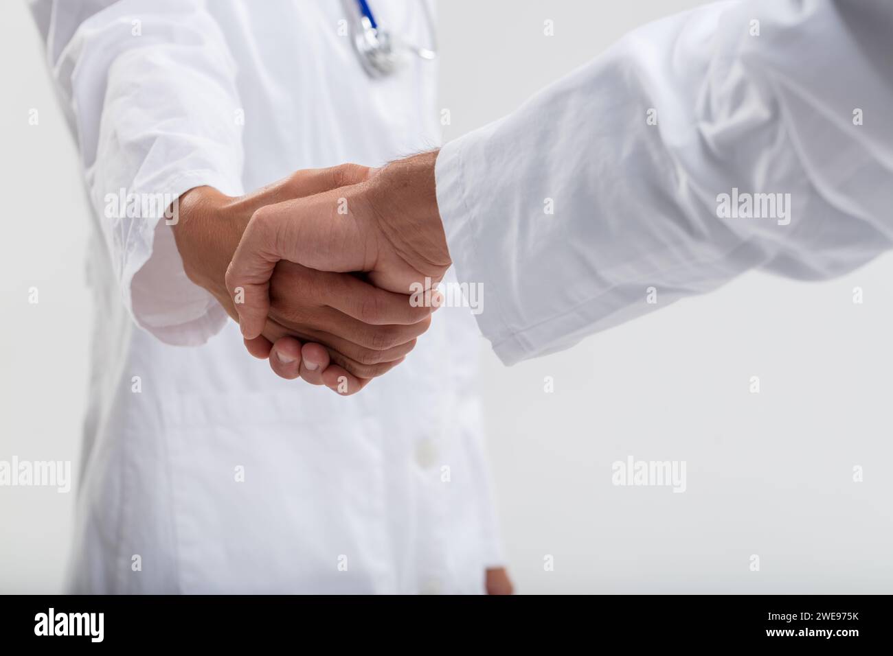 Le sourire et la poignée de main du travailleur de la santé suggèrent un partenariat réussi ou une interaction avec le patient Banque D'Images