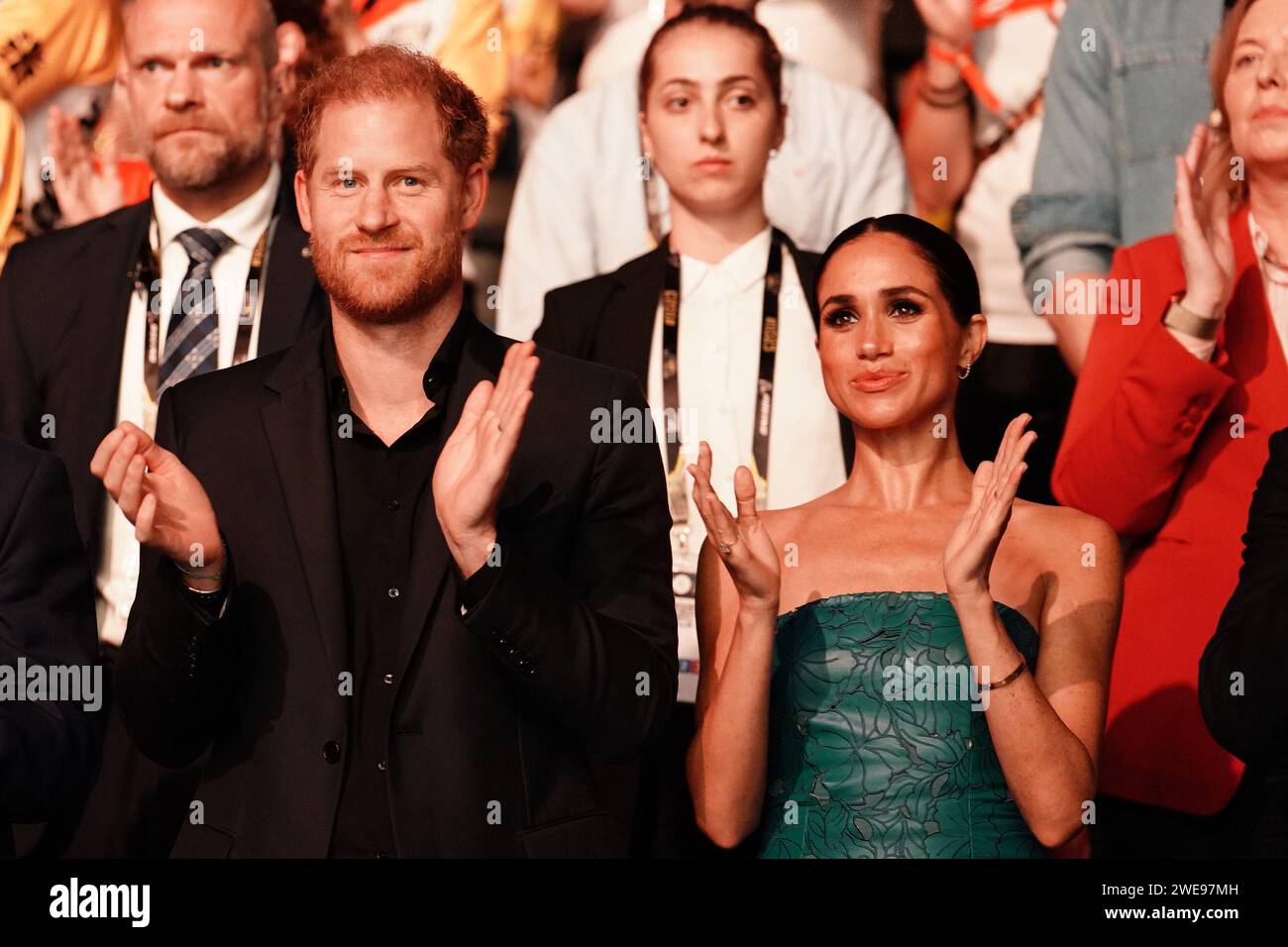 Photo de dossier datée du 16/9/2023 du duc et de la duchesse de Sussex lors de la cérémonie de clôture des Jeux Invictus à Dusseldorf, en Allemagne. Le duc et la duchesse de Sussex ont fait un voyage surprise en Jamaïque pour assister à une première cinématographique en l'honneur de Bob Marley. Harry et Meghan ont été photographiés avec le Premier ministre jamaïcain Andrew Holness lors de la projection de Bob Marley : One Love, qui célèbre la vie du regretté chanteur de reggae, à Kingston. Date de publication : mercredi 24 janvier 2024. Banque D'Images