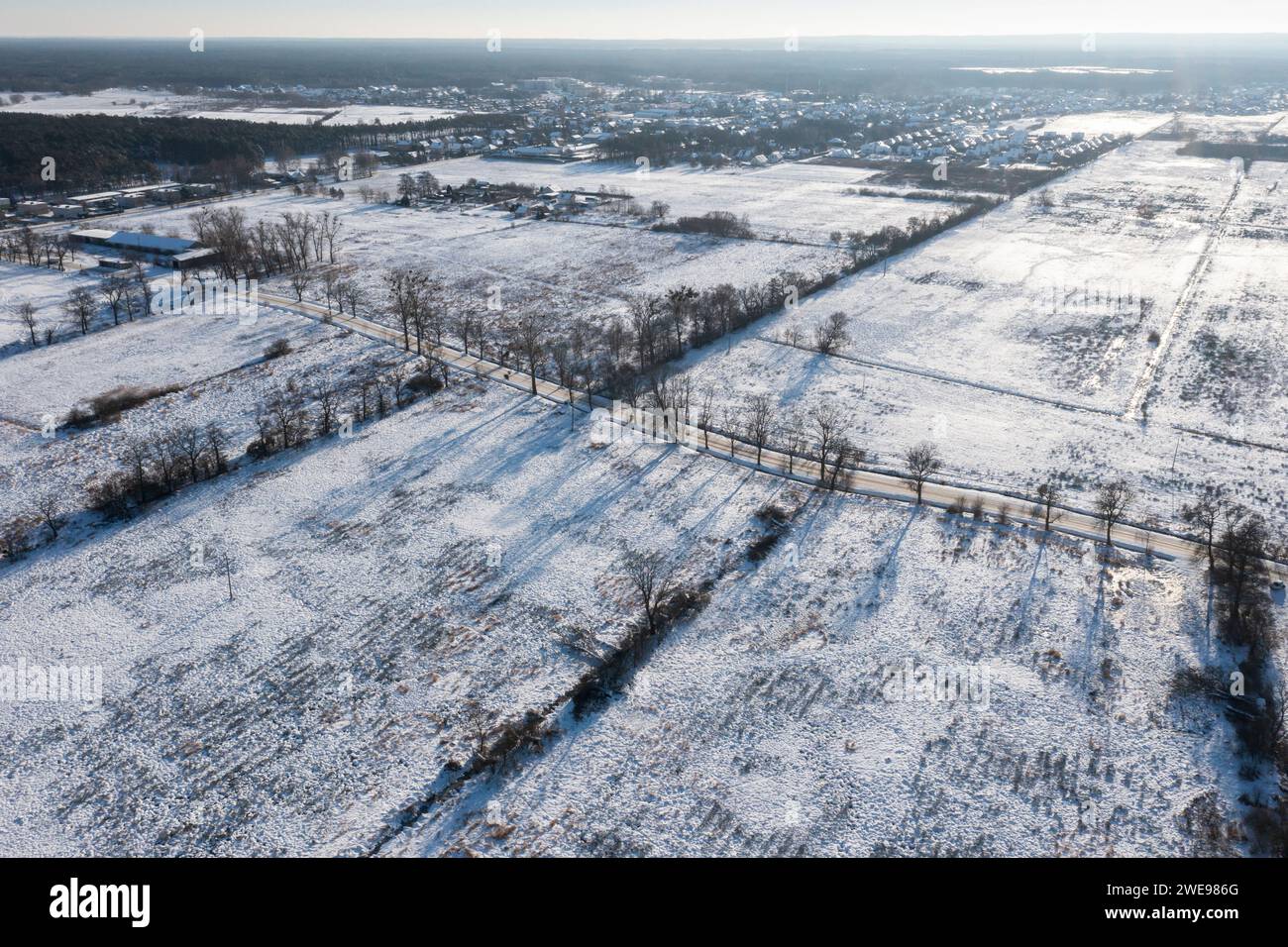 Champs, prairies et pâturages couverts de neige en hiver en Pologne. Paysage rural d'hiver. Banque D'Images