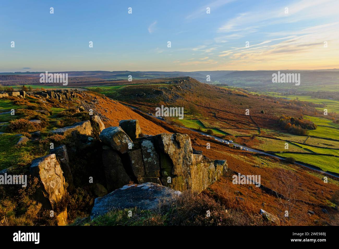 Le soleil d'hiver commence à se coucher sur les rochers de cailloux de Curbar et Baslow Edges un après-midi de novembre. Banque D'Images